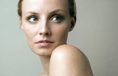 Güzel genç bir kadın.