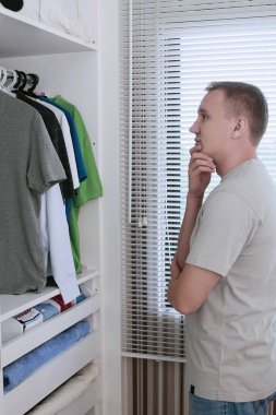 Gardıroba bakan adam.