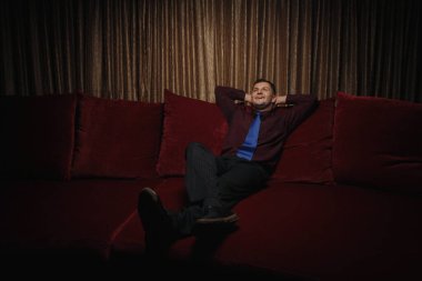 Kanepede tefekkür eden adam