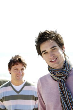 İki genç adam poz veriyor.