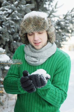 Avucundaki kara bakan adam