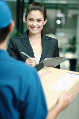 İş kadını paket için imza atıyor