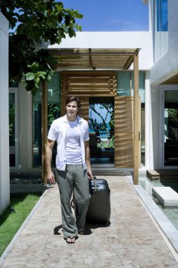 Evrak çantasıyla yürüyen adam.