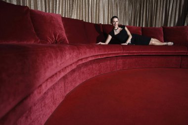 Kanepede uzanan kadın