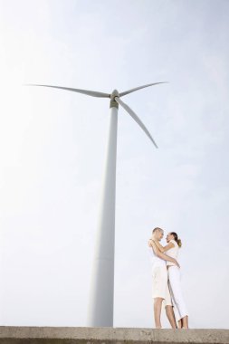 Erkek ve kadın kucaklaşır