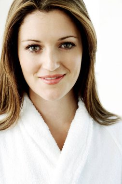 Banyo cüppeli genç bir bayanın portresi.