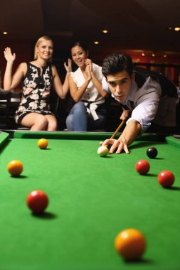 Bilardo oynayan adam, tezahürat yapan kadın.