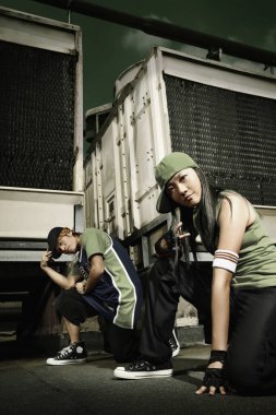 Genç adam ve kadın kameraya poz veriyor.