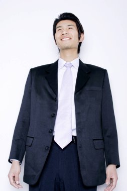 İş adamı gülümsüyor, yakın görüş