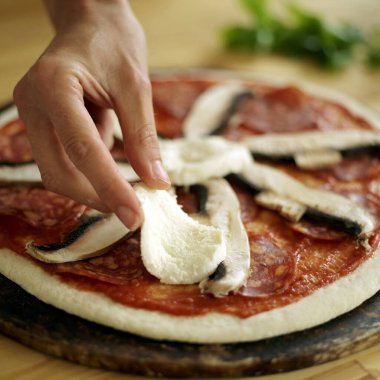 Bir şef İtalyan mutfağı hazırlıyor.