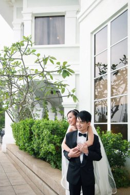 Gelin ve damat kucaklıyor