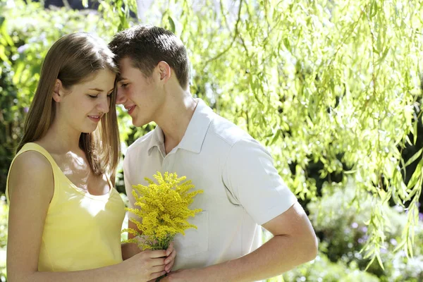 Adolescent Garçon Donnant Son Copine Bouquet Fleurs — Photo