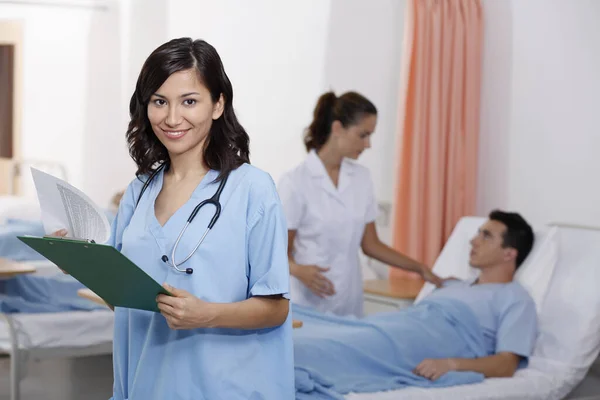 Arzt Hält Klemmbrett Krankenschwester Kümmert Sich Hintergrund Ihre Patientin — Stockfoto