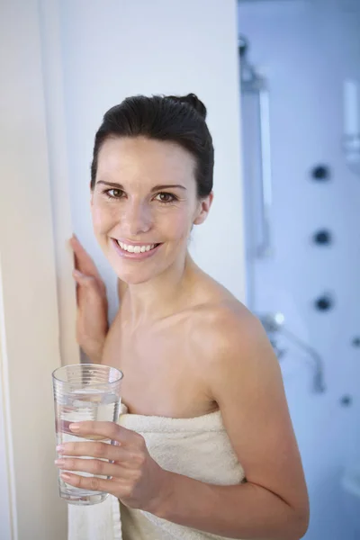 Vrouw Handdoek Met Een Glas Water — Stockfoto