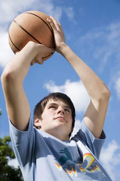 Мальчик Собирается Бросить Баскетбол — стоковое фото