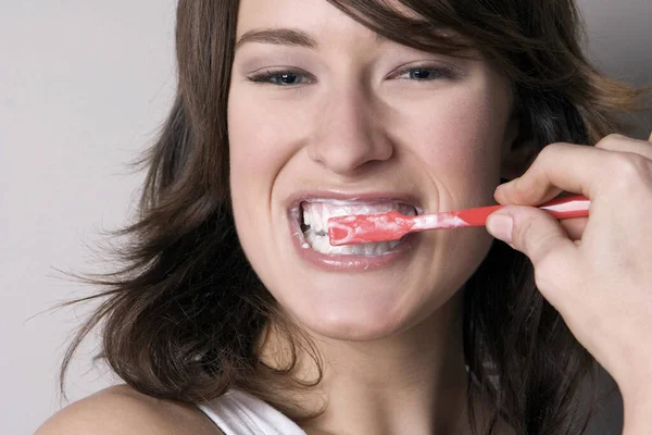 Kvinnan Borstar Tänderna — Stockfoto
