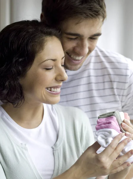 Casal Admirando Meias Bebê — Fotografia de Stock