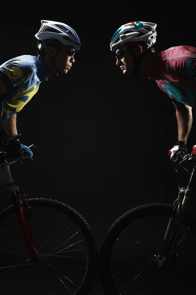 Dos Ciclistas Masculinos Cara Cara — Foto de Stock