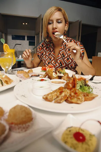 Mujer Joven Almorzando — Foto de Stock