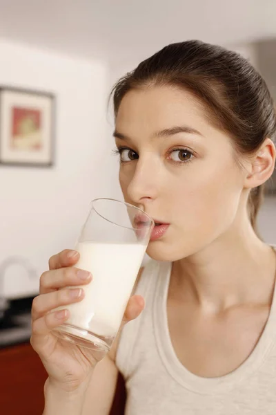 Jonge Vrouw Die Melk Drinkt — Stockfoto