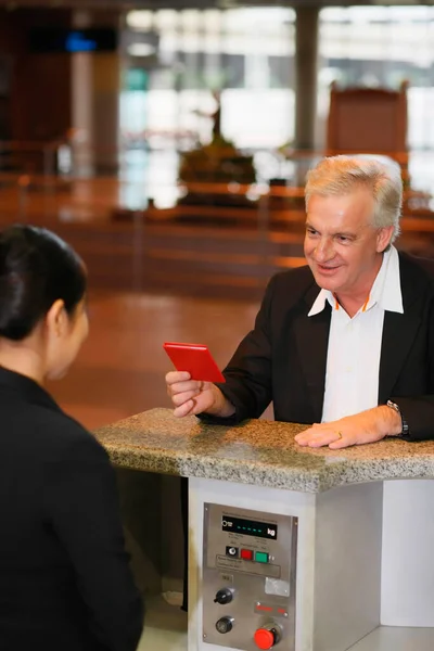 Zakenman Overhandigt Luchtvaartmaatschappij Check Begeleider Zijn Paspoort Bij Aankomst — Stockfoto