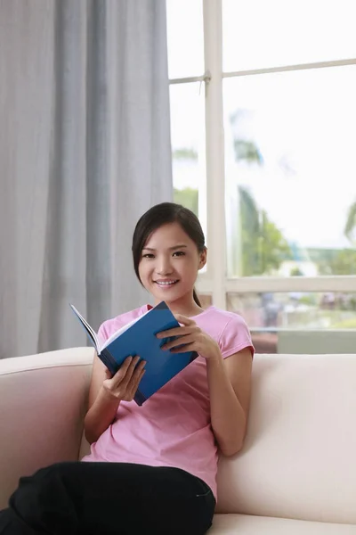 Mujer Sentada Sofá Leyendo Libro — Foto de Stock