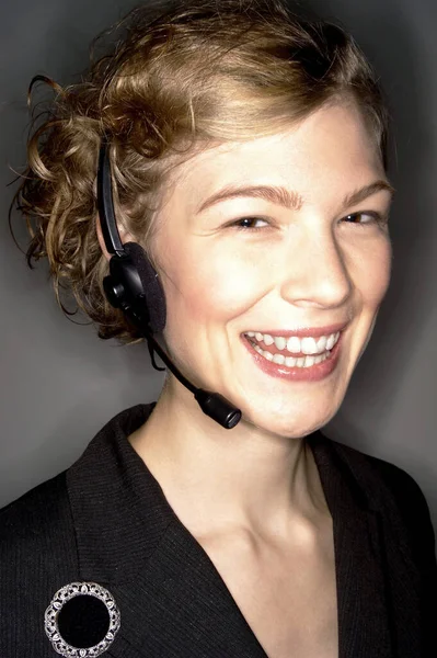 Una Mujer Con Pelo Corto Hablando Los Auriculares — Foto de Stock