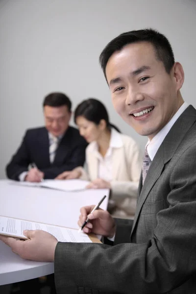 Biznesmen Trzymający Dokument Uśmiechający Się Kamery — Zdjęcie stockowe