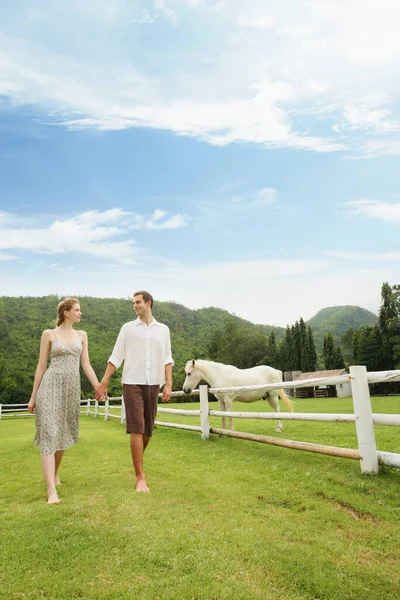 Man Vrouw Hand Hand Tijdens Het Lopen — Stockfoto