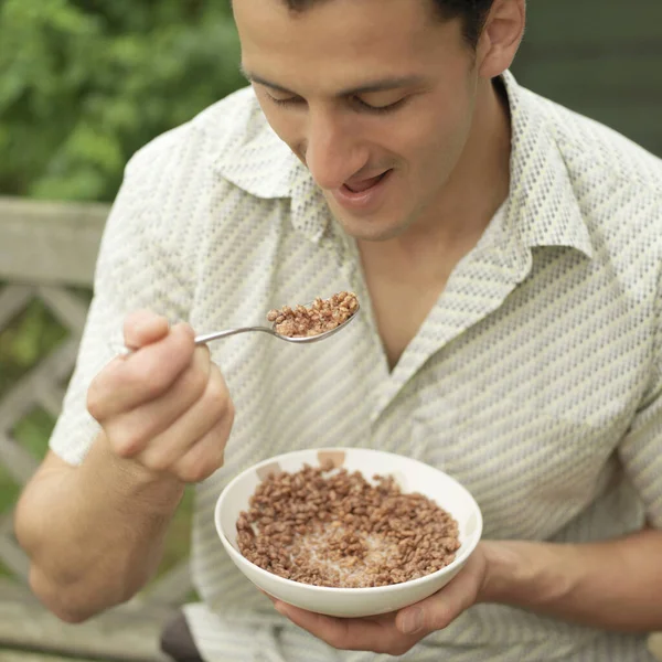 Hombre Disfrutando Tazón Cereal Desayuno — Foto de Stock