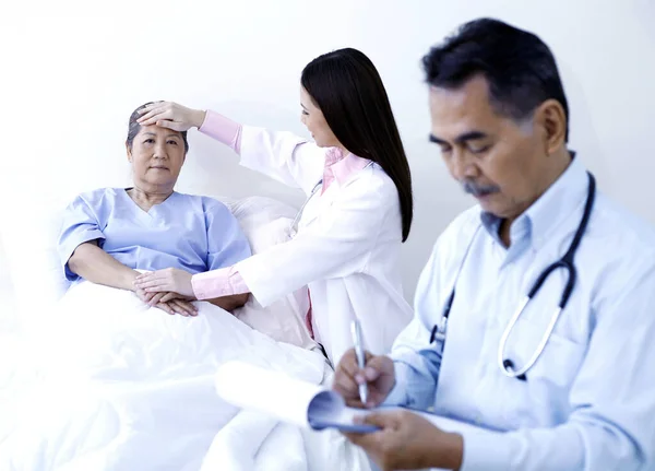 Médico Examinando Paciente Uma Enfermaria — Fotografia de Stock