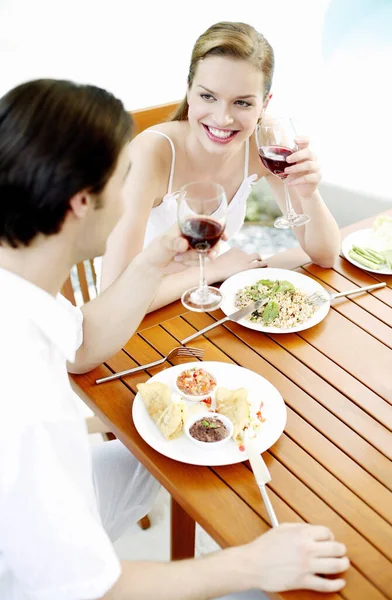 Couple Having Outdoor Meal Together — Stock Photo, Image