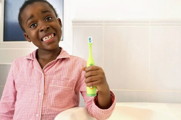 Mädchen Zeigt Ihre Zähne Während Sie Eine Zahnbürste Hält — Stockfoto
