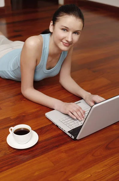 Kobieta Leżąca Podłodze Pomocą Laptopa — Zdjęcie stockowe