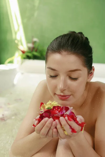 Frau Badewanne Spielt Mit Blütenblättern — Stockfoto