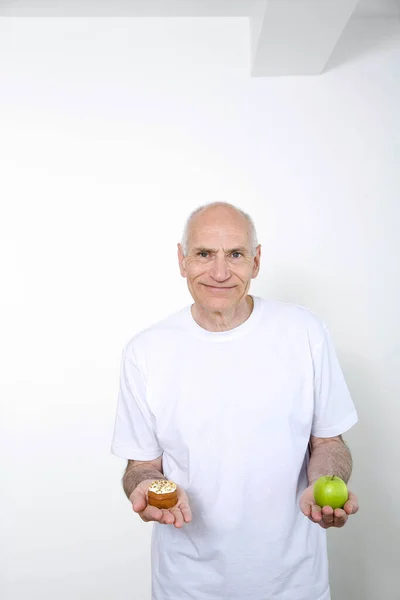 Senior Homme Tenant Gâteau Dans Une Main Pomme Verte Dans — Photo