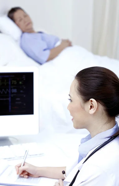 Orvos Ellenőrzi Beteg Elektrokardiogramját — Stock Fotó