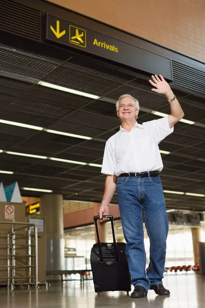 Homem Puxando Bagagem Chegada Aeroporto — Fotografia de Stock