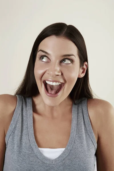 Frau Blickt Beim Lachen Auf — Stockfoto