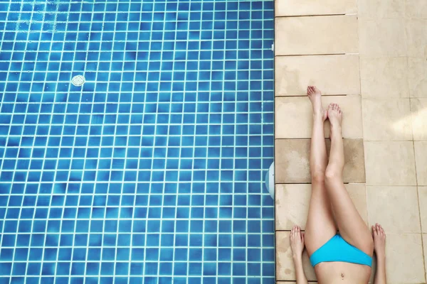 女人在游泳池边放松 — 图库照片