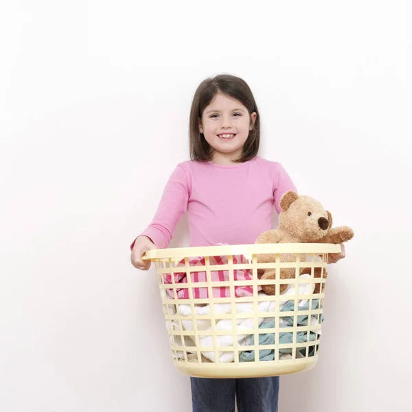 Mädchen Trägt Wäschekorb Mit Kleidung — Stockfoto