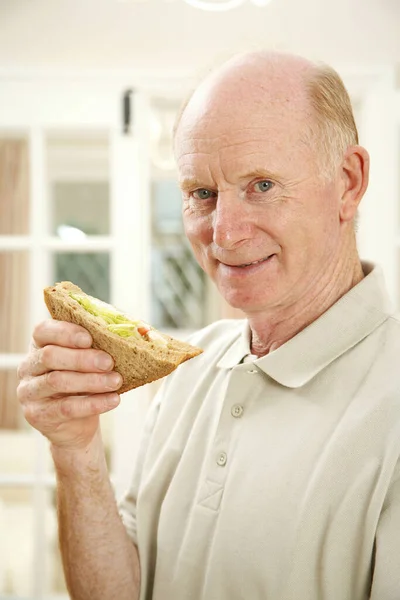 Senior Man Met Een Broodje — Stockfoto