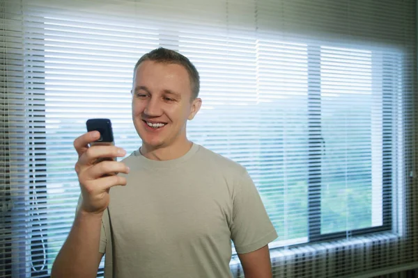 Man Smiling While Text Messaging Cell Phone — Stock Photo, Image