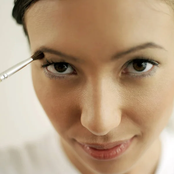 Frau Trägt Lidschatten Auf — Stockfoto