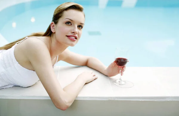 Mujer Relajándose Junto Piscina Bebiendo Vino Tinto —  Fotos de Stock
