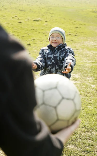 Pai Filho Jogando Futebol — Fotografia de Stock