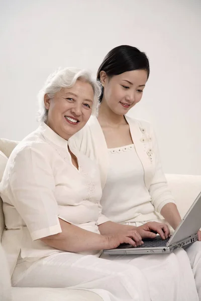 Donna Anziana Che Utilizza Computer Portatile Donna Sorridente Mentre Guarda — Foto Stock