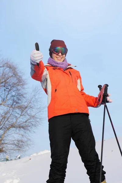Kayaklı Direkli Kadın Baş Parmağını Kaldırıyor — Stok fotoğraf