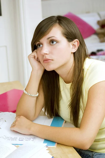 Chica Soñando Despierto Mientras Haciendo Asignación — Foto de Stock