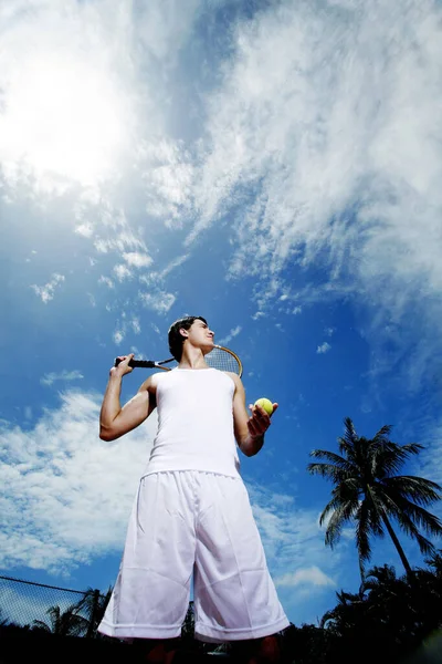 テニスラケットとボールを持っている男 — ストック写真